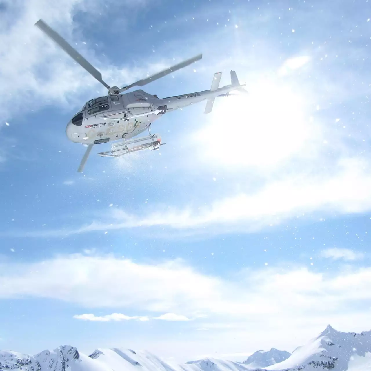 Bild zeigt einen Helikopter mit Skifahrern