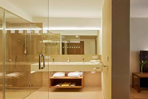 02_hotel-apres-post_doppelzimmer-deluxe-s_bett