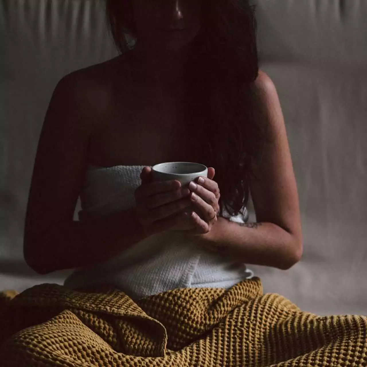 De afbeelding toont een persoon in de rustruimte.