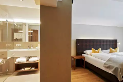 01_hotel-apres-post_doppelzimmer-deluxe-m_bett