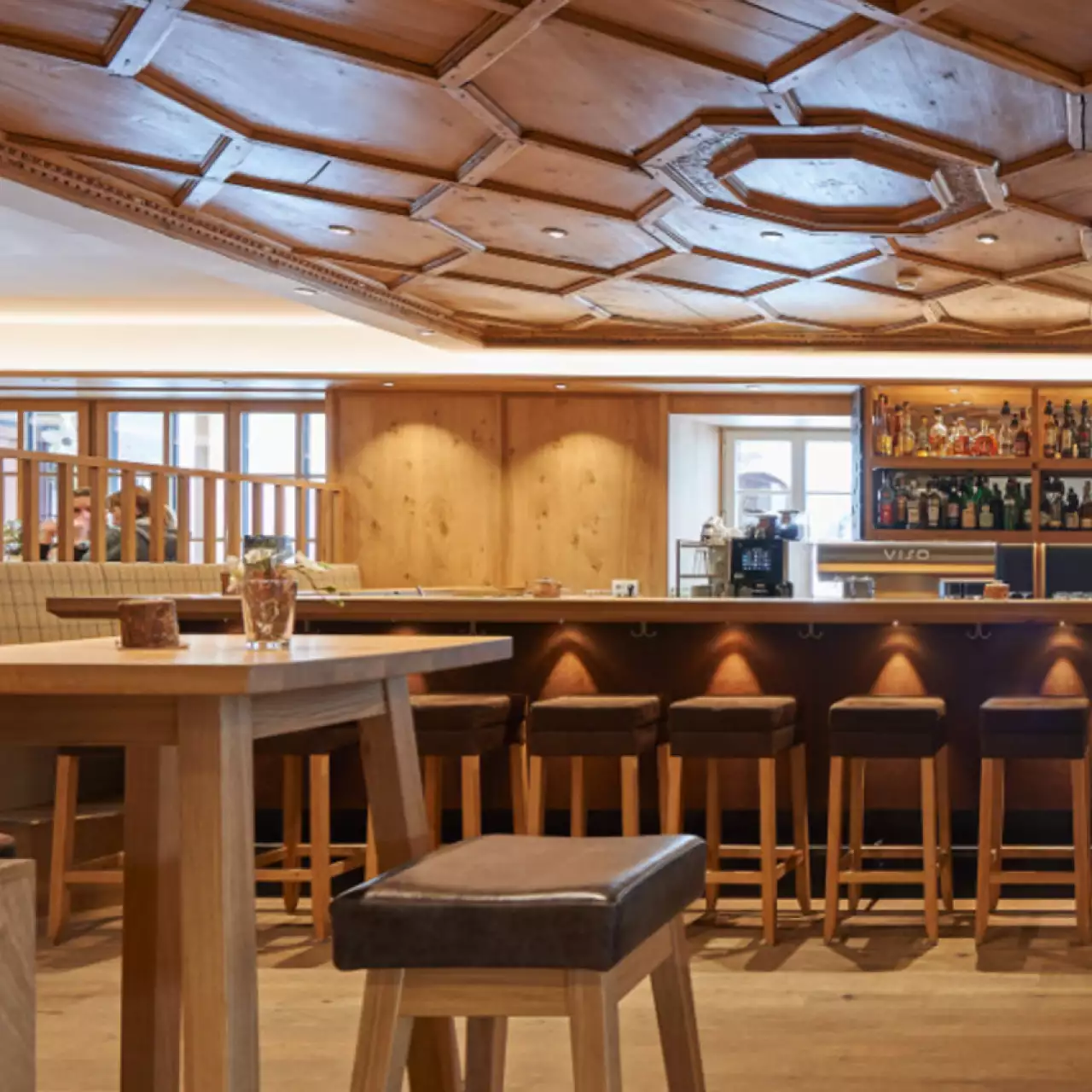 Op de afbeelding zie je een bar met een traditionele uitstraling