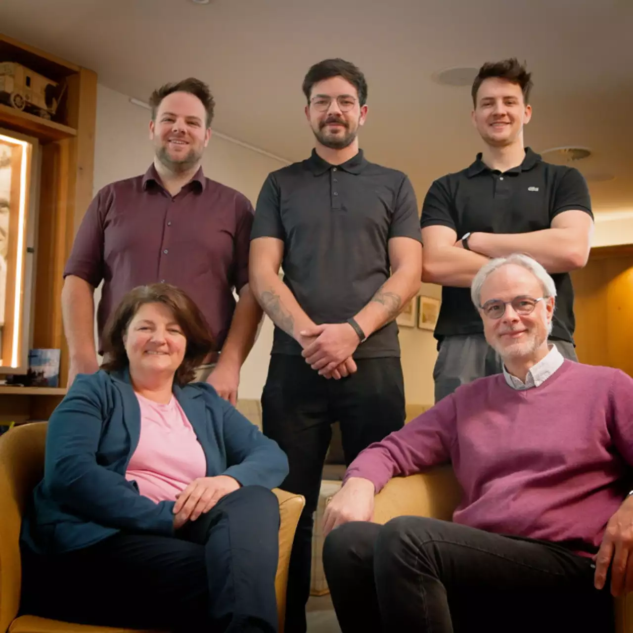 Bild zeigt die Gastgeberfamilie Brändle, Thomas und Irene, mit den 3 Söhnen