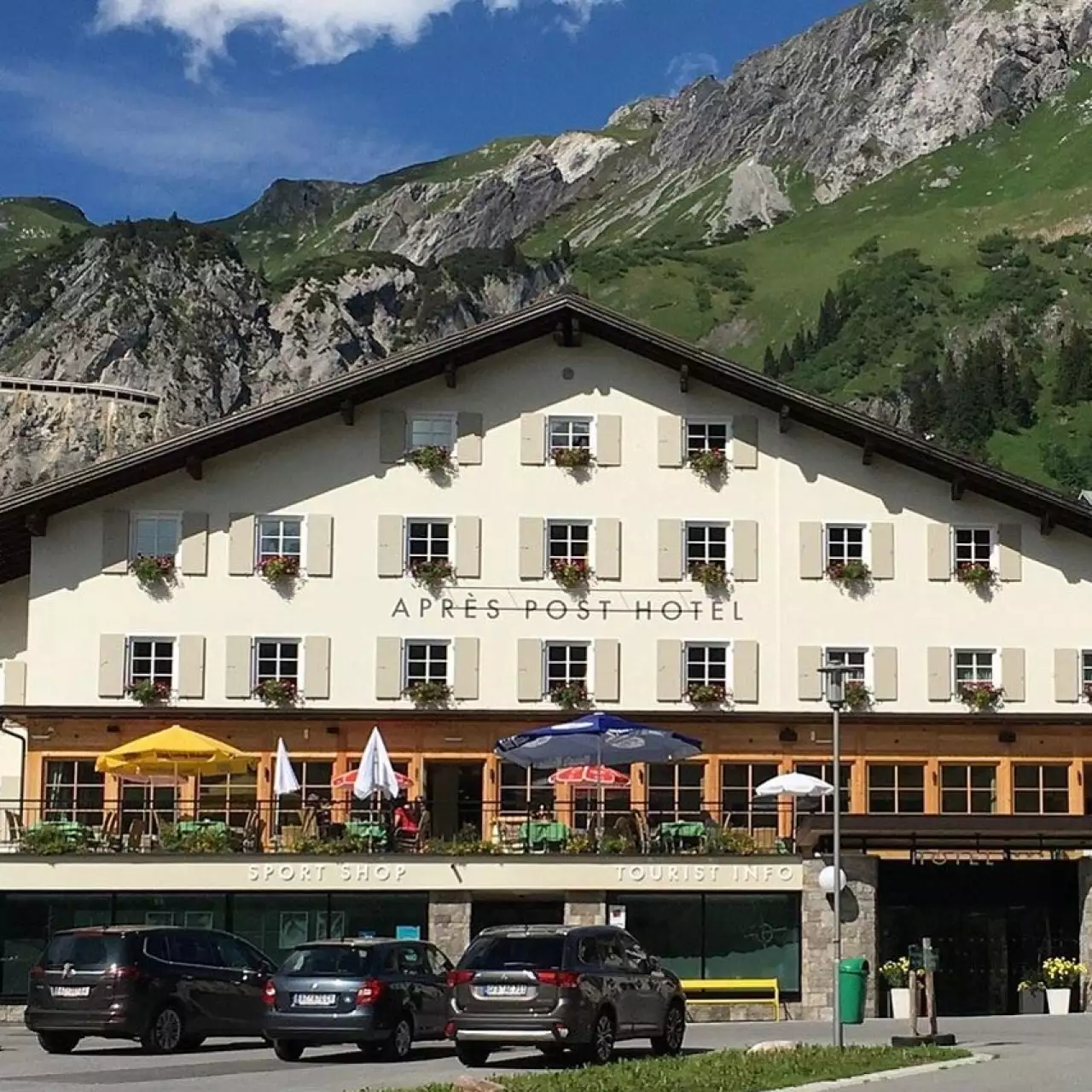 De afbeelding toont het huis Après Post met zonneterras