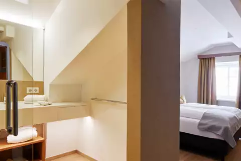 02_hotel-apres-post_doppelzimmer-deluxe-l_bett